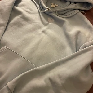 Ljusblå hoodie med litet tryck - Nypris: 250. Denna väldigt fina hoodie är från Monki och är bara testad. Jättebra kvalite, säljer för jag köpte den i fel storlek