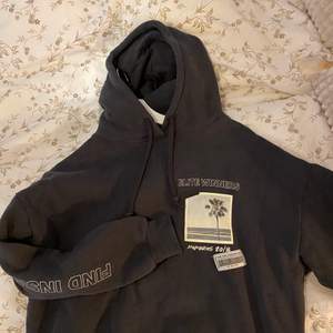 Snygg mörkgrå hoodie från Pull&Bear i strl XS men känns som en större S. 