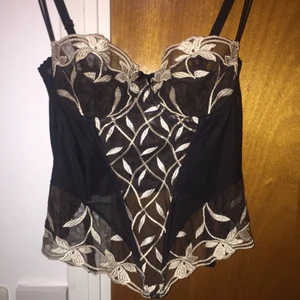 Korsett med blommor - As snygg korsett med blommor på sig, i nyskick. osäker på storleken då det ej står på men jag gissar på B-C, kan mötas upp i stockholm