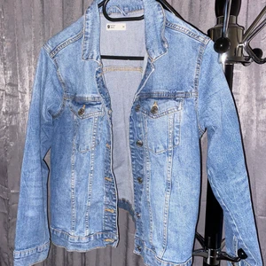 Jeans jacka  - Aldrig använt denna jackan så den är i helt nytt skick 