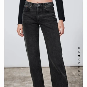 Zara jeans  - Så så fina jeans men jag har ett par likadana redan så därav säljer jag dem, de är mid rise och färgen är mer som på andra bilden i verkligheten. Sitter perfekt på mig som är 172. Köparen står för frakt 💕