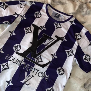 Louis Vuitton tröja - Jätteskön tröja inspirerad av LV. Endast testad men inte riktigt min stil så hoppas någon annan är intresserad🥰 köpt för 490kr. Frakten är gratis🥰