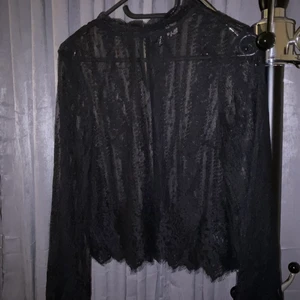 Spets blus - Svart spets plus som jag aldrig använt och är i helt nytt skick fortfarande. 