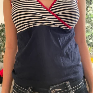 Linne - Skit snyggt linne i färgen vit röd och mörkblå. Ingen aning om märke eftersom det är min storasyrras gamla tröja som grävde fram. ❤️