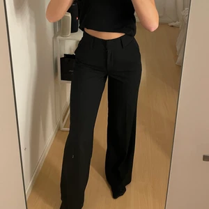 Kostymbyxor  - Ett par jätte snygga svara kostymbyxor från Cubus. Köpta i sommras men knappast använda, så dom är i väldigt bra sick!💕