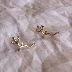 Guldfärgade örhängen  - Guldfärgade örhängen liknade ödlor. Köpta från monki men aldrig använda. 🌸