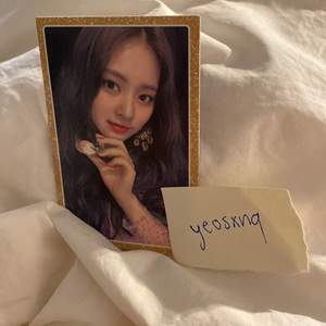 Offical Tzuyu (TWICE) photocard från Feel Special albumet. lite damaged i hörnet och på baksidan. kan mötas upp i stockholm eller skickas, jag står inte för postens slarv <33