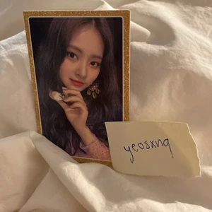 Tzuyu (TWICE) Photocard - Offical Tzuyu (TWICE) photocard från Feel Special albumet. lite damaged i hörnet och på baksidan. kan mötas upp i stockholm eller skickas, jag står inte för postens slarv <33
