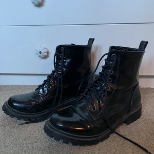 svarta kängor - säljer ett par as balla kängor då dom är för stora för mig tyvärr 😫😫 köpta på hm för 299kr❤️‍🔥 använt lite men dom har mest stått och dammat ✨ priset är dikuterbart då jag helst vill bli av med dom!! om du inte e intresserad av dessa skor kan du kolla in va mer jag säljer! säljer bla ringar, armband å lite kläder❤️❤️