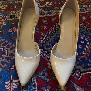 Catherine Malandrino Heels - Klackskorna är i väldigt bra skick, strl 7,5  ~ 38. Ett litet hack bakom den andra klacken 