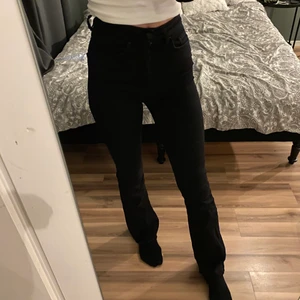 Bootcut jeans - Svarta bootcut jeans från Nelly i storlek xs💕