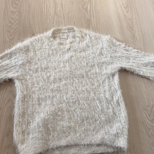 Zara tröja - Skön stickad tröja i vitt! Denna köpte jag för 250 kr på Zara och jag säljer den för betydligt mycket mindre!