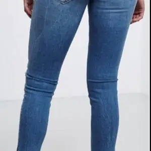 Helt nya jeans från Gina Tricot i modellen Kristen strl 26.
