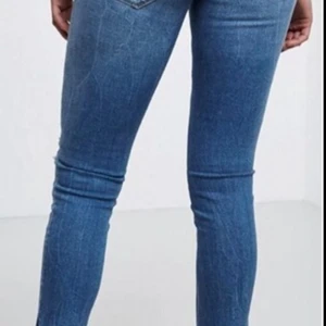 NYTT! Gina Tricot Kristen jeans strl 26. - Helt nya jeans från Gina Tricot i modellen Kristen strl 26.