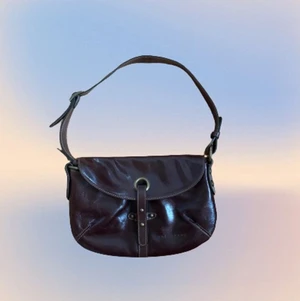 Brun väska - Snygg brun väska köpt secondhand ca 20 cm lång å 30 cm bred💋 frakt tillkommer!!