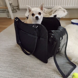 Hundväska Trixie - Nypris 35O, säljer för 200+frakt. Oanvänd, Bara testats men var inget för min hund. En transportväska för hundar upp till 5 kg.  Kan öppnas framtill och upptill. Väskan har 2 praktiska sidfickor för te.x hundgodis och bajspåsar. Kort, integrerat koppel förhindrar att hunden hoppar ur. Väskan har nät på sidorna för god luftcirkulation. 