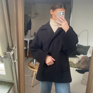 Svart kappa 🖤 - Säljer denna UNDERBARA kappa från NAKD då jag har för många hemma. Har aldrig använt den, lappar finns kvar! Köpt för 799kr säljer för 599kr ❤️‍🔥