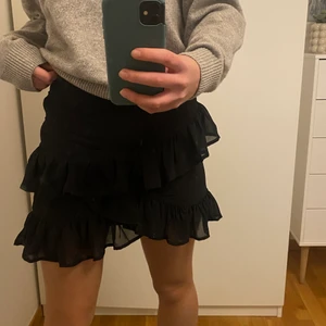 Volang kjol  - Så fin volang kjol från bik bok i storlek xs💖