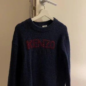 Kenzo stickad tröja  - En marin blå stickad tröja från kenzo, endast provad. Nypris 3999kr. Säljs för 2000 eller kom med bud