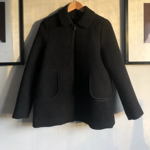 Kappa / jacka från COS - Säljer en kort kappa från COS i storlek 34. Skick: 3 noppor på framsidan men ingenting jag själv har lagt någon större vikt på! Material: 100% polyester! 