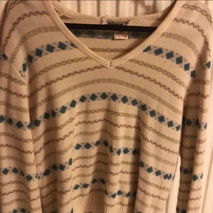 Söt stickad - Fyndade denna söta stickade tröjan på Beyond Retro i Stockholm i våras. Tyvärr har den inte kommit till särskilt stor användning och hoppas att den kan få rättvisa hos någon annan.🤍 Min inspiration var Nancy från Stranger Things och materialet är inte alls stickigt!