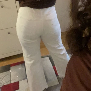 Lager 157 - Säljer mina vita jeans från lager 157 i nyskick. Kostade 300kr säljer dem för 90kr:).