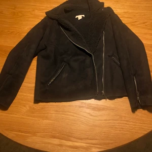 Svart mockaJacka - Superball mocka jacka i varmtmaterial,  som inte kommer till användning, pris kan diskuteras vid snabb affär🥰köptes för 600:-