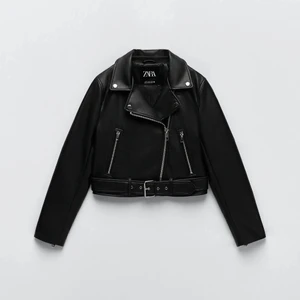 Kort Skinnjacka  - En kortare modell av skinnjacka som inte säljs längre. Köpt förra sommaren och är väl använd men inget slitage! (Sitter som XS)