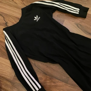 Adidas klänning  - Midi klänning från adidas 