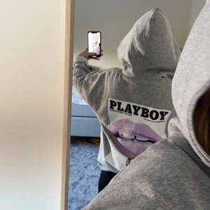 Grå Playboy Hoodie  - Säljer denna populära Playboy Hoodien som jag köpte på plick! Den var dessvärre för stor och hade konstig passform på mig 😭 den är i toppenskick!  