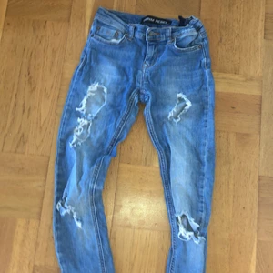 Håliga jeans  - Står ingen storlek men jag antar att det är ksk 142/146❤️ supersnygga men tyvärr för små för mig