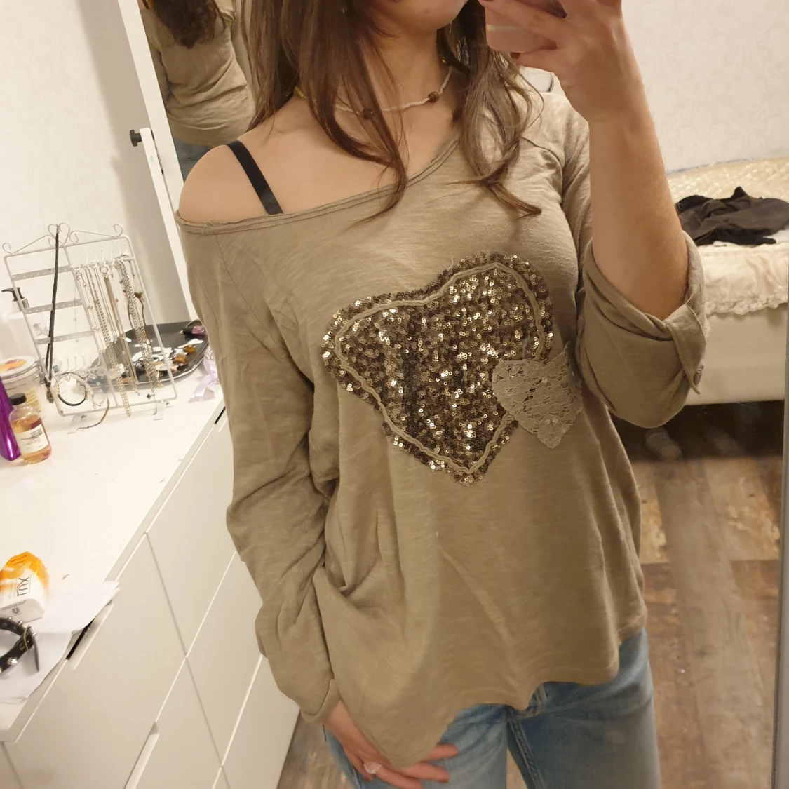 Beige offshoulder tröja hjärta - 90