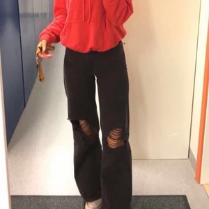 Håliga svarta jeans (highwaist) - Säljer dessa högmidjade svarta håliga jeansen från H&M i storlek XS/34. Dem är fina i materialet och har bra passform. Slutar runt hällarna på mig som är ca 170 cm. Köparen står för frakt❤️ 