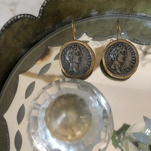 Örhängen Italienska annorlunda modell - Annorlunda Italienska örhängen för fest eller vardag. Finns nära Triangeln i Malmö. Kan skickas mot tillägg. 