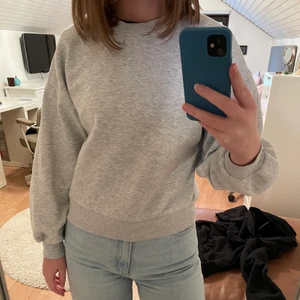 Grå sweatshirt - Grå sweatshirt från ginatricot i storlek xs. Använd, därmed lite nopprig men inget man tänker på. 
