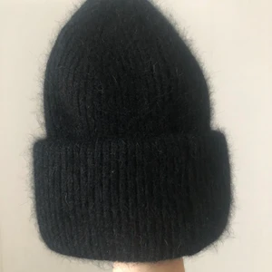 Svart cashmere inspirerad mössa  - Säljer denna mössa som är i ett mjukt material som liknar en cashmere mössa som inte sticks. Den är aldrig använd så den är som ny. Fick mössan i present och tyvärr finns det ingen lapp i så vet inte märket på den.