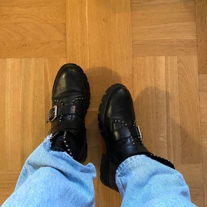 Steve Madden skor - Coola Steve Madden skor i läder, strl 39. Gott skick! Inköpta för 1600 kr. 