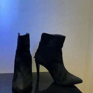 Svart stövletter  - Svart stövletter i storlek 37 men finns i 38 också, mockaimitation.   De har några defekter på insidan (kan skicka bild på den), men dessutom är de i bra skick.