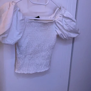 Topp XS - Knappt använd fin topp från ginatricot. Budgivning i kmt från 30kr upp.