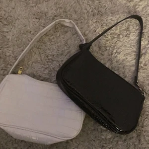 Väskor - Köp båda för 90 eller 50kr st🤍 Den vita har lite små fläckar men som man inte tänker på (skriv privat för bilder på de)🤎 Frakt tillkommer