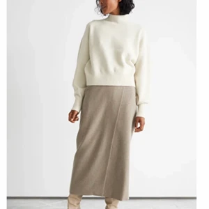 Stickad tröja  - Säljer denna slutsålda stickade tröjan från Other stories! Endast använd ett fåtal gånger. Säljer den då jag har många liknande❤️ priset är Exlusive frakt. storlek S