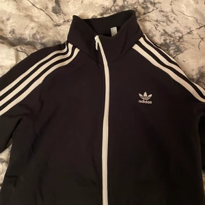 Adidas kofta - En kort adidas kofta i storlek S. Köpt ifrån Jeansbolaget. Aldrig kommit till användning. Nypris 600. Dm för mer bilder och info 🤎