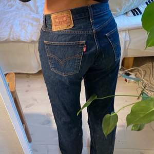 Säljer mina assnygga jeans i modellen 501💗 Jätteskön och snygg passform och färg! Innerbenslängden är 73cm. Storlek är 26/30 men skulle snarare säga att de passar än 34/36 i zara jeans💗💗 (Lånade bilder)