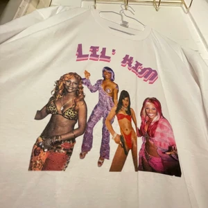 Graphic T-shirt Lil Kim 90s motiv XL - Oversized tee with THEE hiphop Queen Lil Kim herself. Har designat den själv so this is one of a kind 🤞🏼 💅🏼 Storlek XL, unisex
