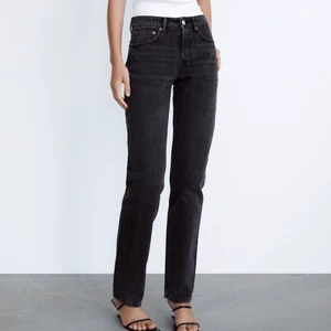 Jeans straight  - Säljer mina svarta raka jeans från Zara i storlek 34, köpte för 359! Bara använda 2-3 gånger, kom privat för mer info och bilder. Köparen står för frakten!💕💕 