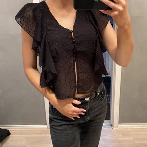 Bikbok storlek S - En söt svart topp från BikBok som är köpt för flera år sedan som knappt är använd och i bra skick💖 I storlek S. 50kr+frakt. Skriv vid intresse eller frågor!!💖💝