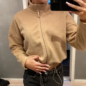 Ginatricot XS - En varm och skön beige/brun flis som är kroppar med snören nedtill i storlek XS!☺️ Knappt använt och i ett bra skick. 50kr+frakt!. Skriv vid intresse eller frågor!💖❤️