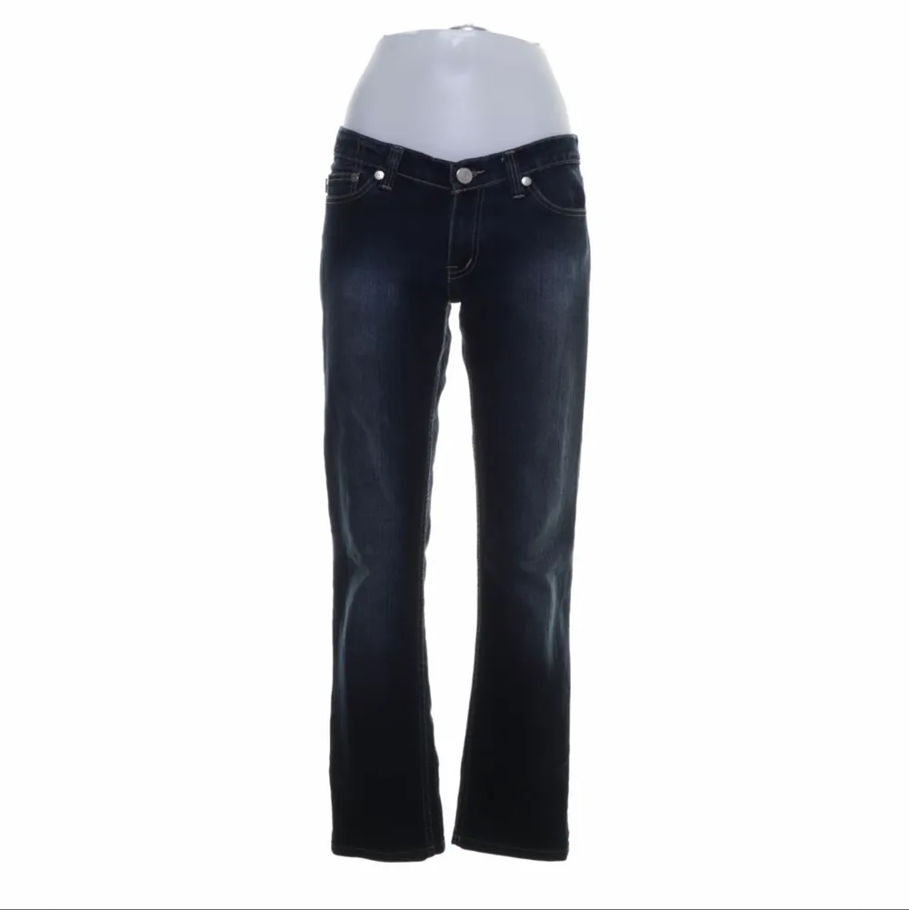 Säljer mina Victoria Beckham jeans i storlek W31 (midjemått 80 cm). Köpta på Sellpy, men säljer vidare då de var lite för stora för mig ❣️. Jeans & Byxor.