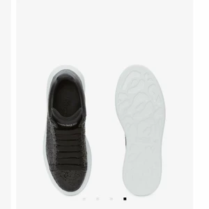 Alexander McQueen oversized sneakers  - Hej, säljer mina absoluta favoriter nu till hösten då jag gärna vill ha ett par andra. De är väl använda men fortfarande i okej skick. Skorna heter galaxy glitter och har glitterkorn på skorna som på vissa ställen nöts bort vid användning. Tillhörande box och extra snören medföljer såklart. Inköpta från Savannahs för 4595kr, digitalt kvitto finns. Hör av er vid frågor och evetentuella bilder. Fler intresserade = budgivning. 