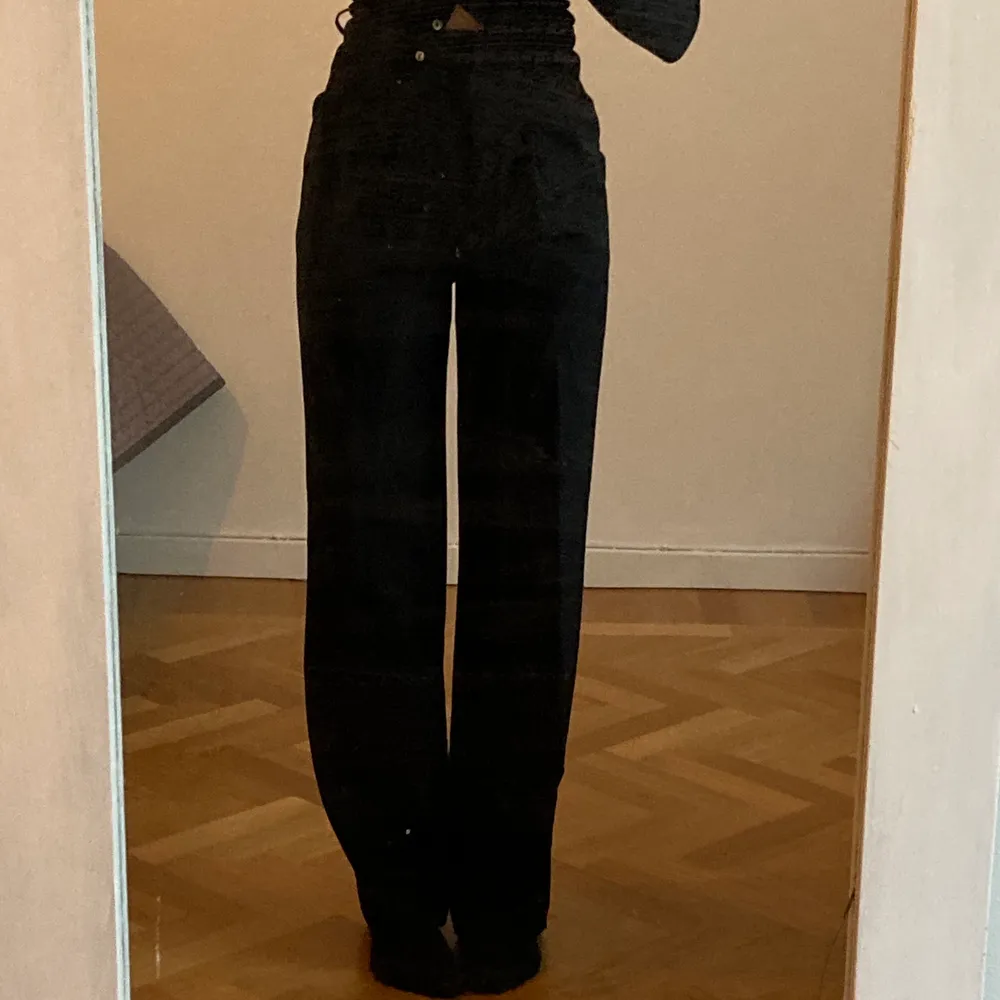 Jättefina svarta kostymbyxor från BikBok i nyskick. Köparen står för frakt💓. Jeans & Byxor.